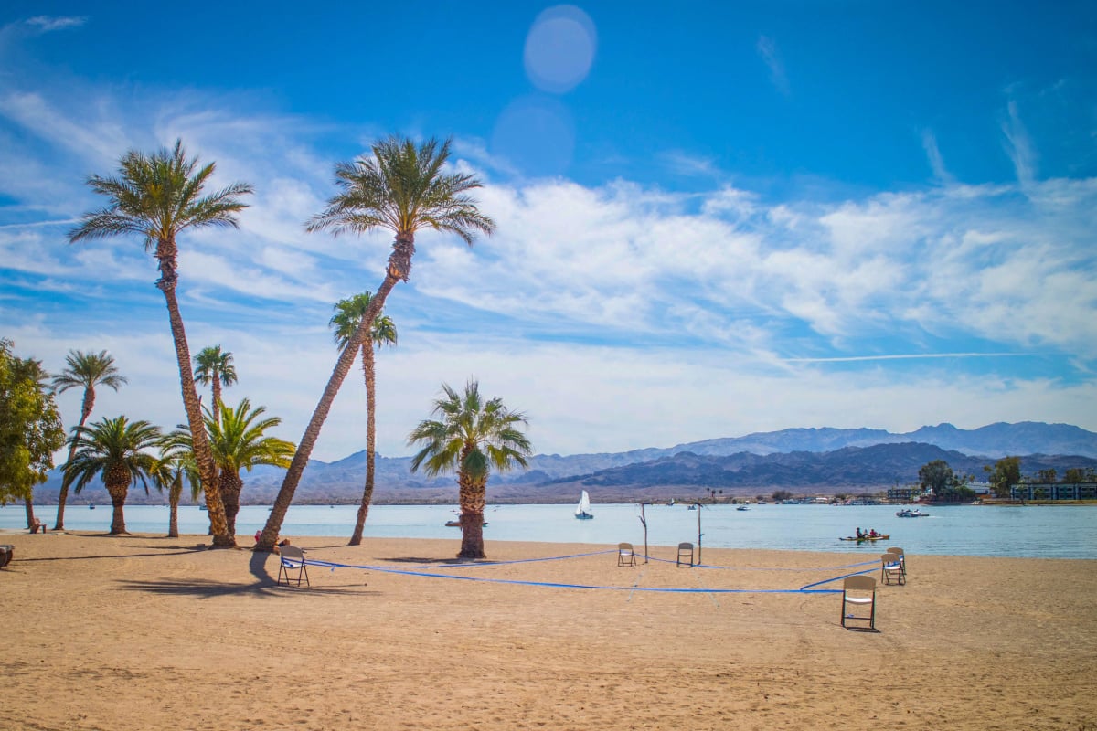 These 4 Vibrant US Lake Towns Still Feel Like Summer During The Fall